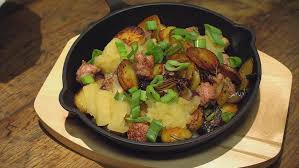 Bratwurst Pfanne Mit Apfelkompott Das Rezept Aus Essen Trinken Fur Jeden Tag Essen Und Trinken Rezepte Essen Und Trinken Essen Kochen