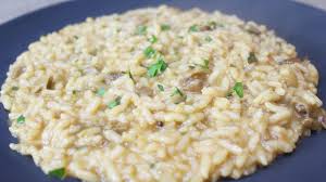 Buongiorno cari amici, oggi mi vergogno un pochino a postare questa ricetta perchè è davvero troppo semplice, ma alcune amiche vedendo le foto nell'altro blog me l'hanno chiesta e io voglio accontentarle. Risotto Ai Porcini Secchi Foodvlogger Youtube