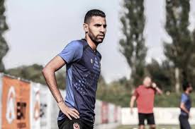 ويغيب مؤمن زكريا، عن الملاعب منذ فترة طويلة حيث يعاني من مرض ضمور العضلات، الذي يخضع على إثره للعلاج لحين التعافي منه، وهو ما أبعده عن المستطيل الأخضر. Ø¨Ø§Ù„ÙÙŠØ¯ÙŠÙˆ Ù…Ø¤Ù…Ù† Ø²ÙƒØ±ÙŠØ§ Ø¹Ù†Ø¯ÙŠ ÙƒÙ„Ø§Ù… ÙƒØªÙŠØ± ÙŠÙ„Ø§ÙƒÙˆØ±Ø©