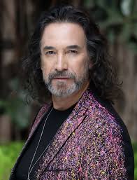 Ser fan de Marco Antonio Solís es sentir cómo la música abraza el corazón.  ❤️🎼🎵🎶