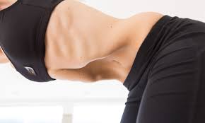 La gimnasia abdominal hipopresiva, mejor conocida como hipopresivos, es un tipo de ejercicios enmarcados en el ámbito de la fisioterapia y la rehabilitación posparto que se caracterizan por ser rea en una serie de posiciones específicas con el objetivo de potenciar la musculatura abdominal y del suelo pélvico. Gimnasia Abdominal Hipopresiva Sara Tortosa Fisioterapia Torrevieja Alicante