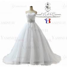 Elle est réalisée en satin ivoire bordé de dentelle guipure, l'étoffe de prédilection de la marque, ici délicatement festonnée sur ses bords. Robe De Mariee Princesse Avec Bustier Organza Ivoire Ou