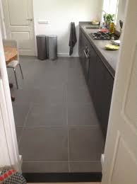 taupe kleurige 60x60 vloertegels in de keuken mooie kleur 19 tegelhuys keukenvloer vloertegels keukentegel