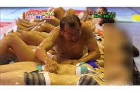 笑福亭鶴瓶の画像・写真 | 掲示板などにアップされている『授乳だ！逮捕だ！爆発だ！ 鶴瓶カレンダー2009』の1シーン - 5枚目 |  週刊女性PRIME