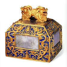 傳國璽 in 221 bc, the seal was created when qin shihuang destroyed the remaining warring states and united at the end of the western han dynasty in ad 9, wang mang, the new ruler, forced the han empress. Pin On The Forbidden City