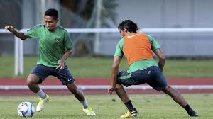 Hujan emas di negeri sendiri lebih baik daripada hujan batu di negeri orang. Hujan Batu Di Liga 1 Boleh Coba Hujan Emas Di Negeri Orang