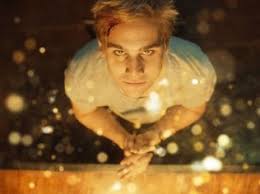 A arte mostra o protagonista davi, interpretado por nicolas prattes (rock também fazem parte do elenco, neusa maria faro, andré hendges, joão côrtes, eucir de souza, cris vianna, bianca muller e gisele prattes. Nicolas Prattes Vive Serial Killer Sexualmente Ambiguo Em O Segredo De Davi Cultura Ig