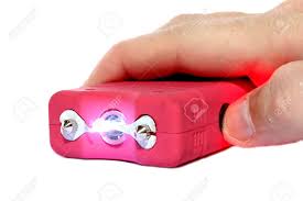 What are the benefits of using a taser? Isolierte Damen Rosa Taser Fur Selbstverteidigung Eingesetzt Lizenzfreie Fotos Bilder Und Stock Fotografie Image 14555337