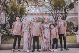 Kalau menurut kamu, bagaimana seragam. Serba Serbi Idul Fitri Intip Baju Lebaran Sederet Artis Dari Syahrini Hingga Anang Ashanty Klik Seleb