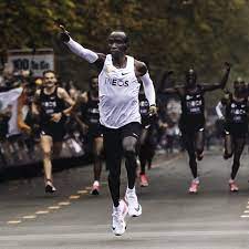But his time, 1:59:40, will not be recognized as a world record. How Eliud Kipchoge Pulled Off His Epic Sub 2 Hour Marathon Wired