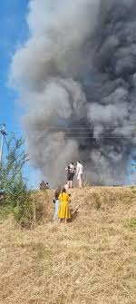 Inconștienții dau foc la gunoaie, lasă. 0 Nhuum Zrmavm