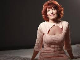 صورة ملف جنسية مثيرة للموديل Redheadmature للقيام بعرض مباشر مثير جدا بواسطة White Dress Fashion Dresses
