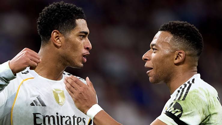 Kylian Mbappé y Jude Bellingham quedaron fuera de la primera convocatoria  de Álvaro Arbeloa para el Real Madrid, ya que el nuevo entrenador llamó a  cinco estrellas de la academia para el
