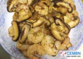 In commercio si possono acquistare i funghi secchi , oppure crudi (valutando che la. Ricetta Funghi Shiitake Saltati In Padella Con Gamberetti Al Pepe Nero