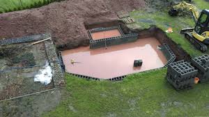 Projekt Poolbau Die Stutzmauern Kommen Und Der Pool Wird Unerwartet Getestet Mit Dem Giessen Und Anschliessendem Austrocknen Der Boden Poolbau Pool Stutzmauer