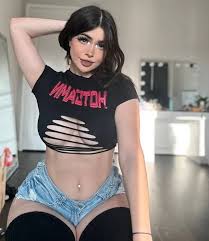 Alina Rose XXX transforms into a diva of desire in this powerful shot