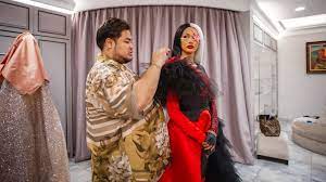 Ivan gunawan memamarkan koleksi baru (foto: Desainer Ivan Gunawan Rilis Gaun Bernuansa Film Disney Cruella