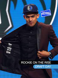 Trae young has entered the building in a black suit with shorts for pants, like lebron did during the finals and draymond green did at last year's awards show. Watch Rookie On The Rise Trae Young Draft Day Prime Video