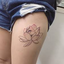 Généralement, la fleur de lotus respire la beauté et la grâce. On Craque Pour Le Tatouage Fleur Et Son Infinite De Declinaisons
