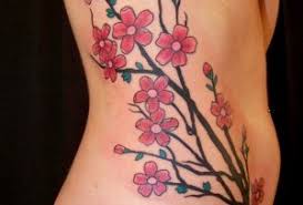 Non è una novità, e ormai non sorprende neanche più vedere disegni, simboli o scritte a dir poco sconvenienti, ma quello dei fiori continua a restare un must senza tempo, sia tra le donne che tra. Tatuaggi Fiori Scopri Il Significato E Scegli Il Piu Adatto Cambiarestile It