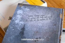 Zafon aveva raggiunto la notorietà internazionale con il suo romanzo l'ombra del vento, vincitore di numerosi premi e selezionato nella lista stilata nel 2007 da. L Ombra Del Vento Di Carlos Ruiz Zafon Compie 15 Anni La Biblioteca Che Vorrei