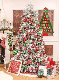 Fun, festive and easy to do with a few key tips and tricks mixed with vintage accents, beautiful mercury glass, and frosted berries and pinecones. Red Green And White Christmas Tree Luxury Christmas Tree Ornaments