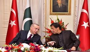 عمران خان (متولد ۵ اکتبر ۱۹۵۲ در خانواده ای پشتون از قبیله غلجای شاخه نیازی با نام عمران خان نیازی)، نخست‌وزیر پاکستان که در ۱۸ اوت ۲۰۱۸ سوگند یاد کرد، سیاست‌مدار و بازیکن سابق کریکت است. Ø£Ø±Ø¯ÙˆØºØ§Ù† ÙŠÙ‡Ø¯ÙŠ Ø§Ø­ØªÙ„Ø§Ù„ Ø§Ù„Ù‚Ø±Ù† Ø¥Ù„Ù‰ Ø¹Ù…Ø±Ø§Ù† Ø®Ø§Ù† Ù‚Ù†Ø§Ø© Ø§Ù„Ø¹Ø§Ù„Ù… Ø§Ù„Ø§Ø®Ø¨Ø§Ø±ÙŠØ©