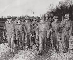 Korean War Era 28th Infantry Division Soldiers March Back To Their Barracks After Training At Camp Atterbury Korejskaya Vojna Mirovaya Vojna Voennye Fotografii