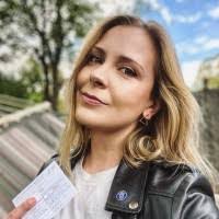 Kelly Bruce's Instagram, Twitter & Facebook