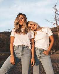 If you're shooting in the suburbs or the city (and some select parks), you may be fortunate to have a local restroom to use as a changing closet. 19 2 Girl Photoshoot Ideas Friend Photoshoot Best Friend Photoshoot Friend Poses