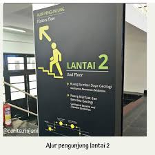 Dan museum geologi ini sudah saya kunjungi sebanyak tiga kali sehingga membuat ayah saya marah setiap kali saya namun harus saya tekankan ya, di negri ini lowongan kerja untuk geologist tidak sebanding dg lulusan yg dihasilkan. Museum Geologi Bandung Jawa Barat Helmi Yuliyani