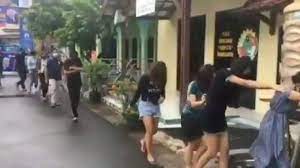 Hingga akhirnya menggerebek pelaku di penginapan kurnia jalan apt pranoto desa sangatta utara, kutai timur, kata ferry. Polisi Bongkar Bisnis Psk Online Di Tangerang Operasi Lewat Michat Suara Banten