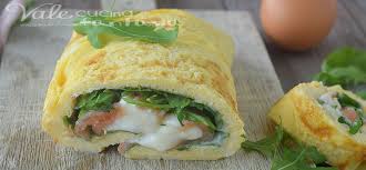 Avete voglia di preparare un secondo piatto semplice, pieno di gusto e pronto in pochi minuti? Rotolo Di Frittata Farcito Con Salmone Stracchino E Rucola Ricette Cibo Etnico Salmone