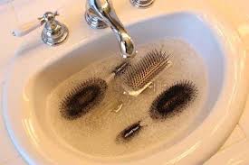 Saviez Vous Que Le Bicarbonate De Soude Peut Facilement Nettoyer Vos Brosses A Cheveux Hacks Cheveux Nettoyer Brosse A Cheveux Nettoyage