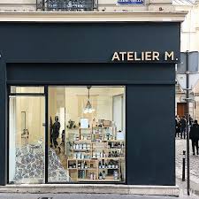 Enseigne Atelier M Atelier De Coiffure Paris 11e Lettres En Bois Sur Entretoises Interieur De Salon De Coiffure Deco Salon De Coiffure Vitrine Bois
