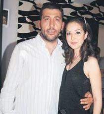 Emre kınay, saat 12'yi geçti niye hala mekandasınız?. Emre Kinay Ile Gecen Gunlerde Ayrildigi Oyuncu Sevgilisi Sahika Koldemir Baristi Eski Manken Ve Oyuncu Emine Un Le Bosandiktan Sonra Kinay In Basinin Karsisina Cikardigi Ilk Sevgilisi Olan Koldemir Gecen Gunlerde Siddetli Bir Kavga