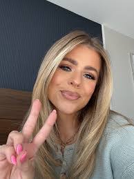 Shelly Hudnall's Instagram, Twitter & Facebook