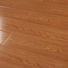 Normalmente, cada lámina está formada de una base de madera prensada y una última capa con un compuesto de resinas de melamina a alta presión.este revestimiento de melamina es el que incorpora el color y el acabado. China Textura De Madera Real Hdf Suelo Laminado Brillante Comprar Pisos Laminados En Es Made In China Com