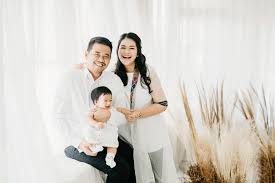 Terlihat dari gambar di atas bahwa yang menjadi fokus utama dalam frame adalah si ayah yang memegang foto istrinya. 140 Contoh Gaya Foto Selfie Kekinian Keluarga Prewedding Pernikahan