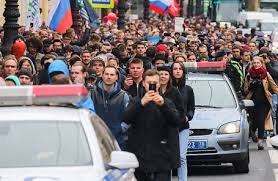 После приговора оппозиционеру алексею навальному его соратники планируют сосредоточиться на подготовке. Mitingi Navalnogo Stolknoveniya S Policiej Kazaki I Zaderzhannyj Enot