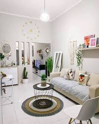 Untuk memisahkan ruangan istirahat dengan ruangan lainnya, cobalah memasang desain partisi ruang berbahan kaca bening dengan bukaan pintu. Desain Ruang Tamu Dan Ruang Keluarga Tanpa Sekat Radea