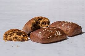 Selain bisa beli langsung di toko, roti lauw juga bisa dibeli lewat penjaja roti keliling yang. Kisah Tentang Roti Gambang Kenangan Menyantap Roti Terbaik Dunia Halaman All Kompas Com