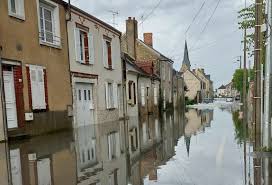 ⛈️ Des orages producteurs de pluies intenses ont touché le Loir-et-Cher ce  samedi matin. Il est tombé 40 mm à Ouzouer-le-Marché où certaines rues ont  été inondées ! (© Guilaine Reboul)