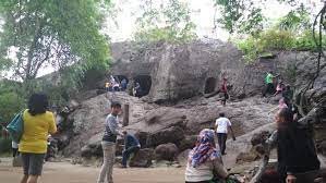 Puncak gunung putri ditandai oleh sebuah tugu yang terkenal dengan julukan. Ayo Liburan Murah Meriah Ke Goa Selomangkleng Kediri Regional Liputan6 Com