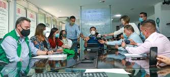 En cali, populosa capital del valle del cauca, el toque de queda ordenado por la alcaldía no ha evitado saqueos y actos vandálicos de bandas de delincuentes. Wunn3m0gnhperm