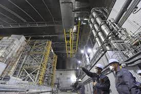 Die 36 000 tonnen schwere konstruktion soll den abbau des immensen atommülls im inneren ukraine. Wie Es Im Inneren Des Tschernobyl Sarkophags Aussieht Wissen Sz De
