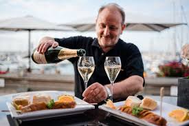 Edel Scharf Currywurst Vom Feinsten Ostseebad Kuhlungsborn Currywurst Wurstchen Curry