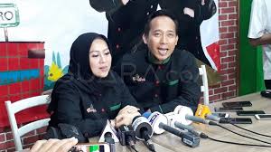 Manusia ganteng stok terakhir yang manisnya alami tanpa pemanis buatan. Wife Clarifies News Denny Cagur Wants Polygamy