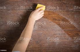 Con Esponja De Limpieza De Polvo De Madera Foto De Stock Y Mas Banco De Imagenes De Polvo Istock