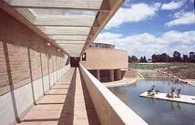 Uma estrutura circular de tijolo rodeada por espelhos d'água é a base do projeto da biblioteca virgilio barco, criada pelo arquiteto rogelio salmona, que nasceu em paris no ano de 1929, mas sempre se considerou colombiano. Arquitextos 023 10 La Biblioteca Virgilio Barco De Rogelio Salmona 1 Vitruvius